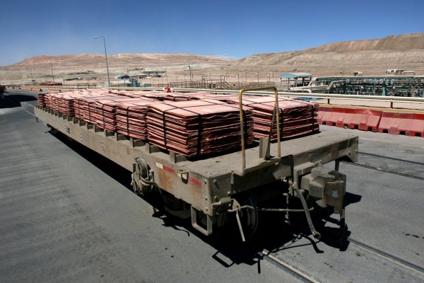 Precios del cobre suben y contrato Comex cierra sobre US$ 5,7 por libra ante el repunte de la demanda china