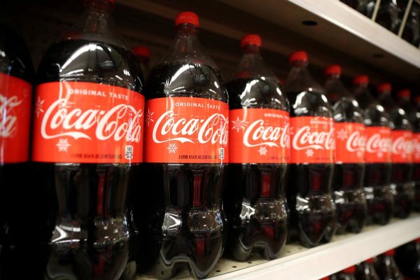 Coca-Cola confirma que pronto lanzará una nueva bebida elaborada con azúcar de caña estadounidense, tal como lo adelantó Trump
