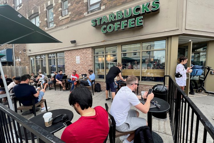 <p>Acción de mexicana dueña de la marca Starbucks se dispara tras alza de más de 550% en su ganancia neta</p>