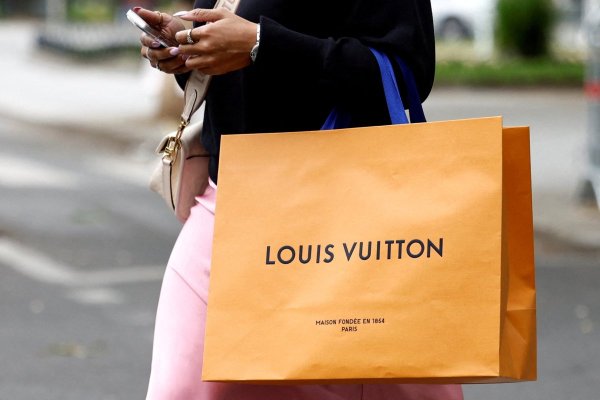 Menos bolsos Louis Vuitton y chaquetas Dior: el freno en las compras de lujo hace caer los ingresos de LVMH