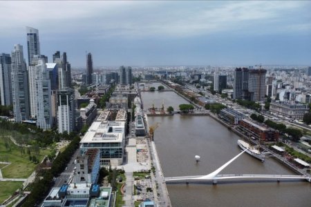 FMI asegura que la primera revisión de programa con Argentina está "muy avanzada"