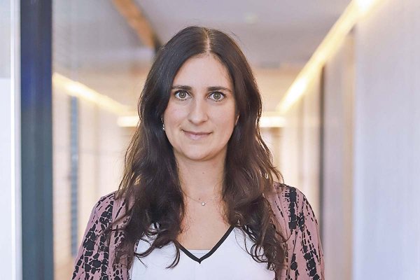 Carolina Abuauad, analista senior de estrategias de inversión de Vinci Compass: “A pesar de la incertidumbre, el entorno favorece que el Banco Central pueda retomar las bajas de tasas”