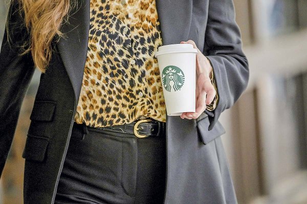 La disputa que inició extrabajador de Starbucks Chile tras ser despedido por cerrar la caja aún en horario de atención