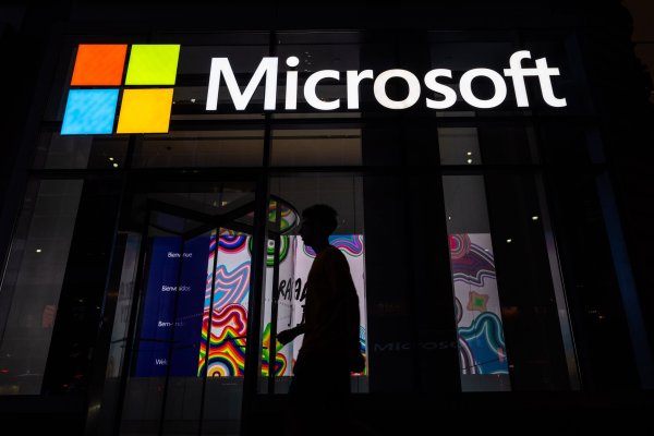 La ventaja de Microsoft en IA bajo escrutinio mientras OpenAI recurre a rivales para servicios en la nube
