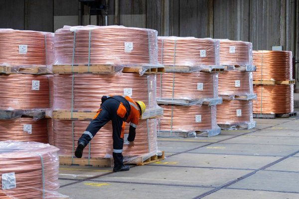 Tras desplome de 20%, mercado espera que el cobre en EEUU siga acercándose a los precios de Londres