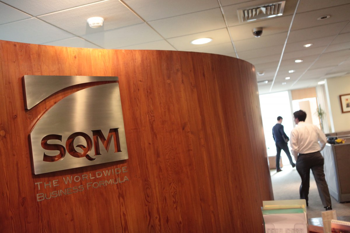 <p>Moody's mantuvo calificación de SQM, pero degradó perspectiva a negativa por bajos precios del litio y mayor nivel de deuda</p>