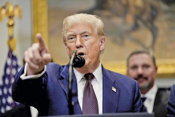 Trump firma decreto tarifario antes del plazo del 1 de agosto y deja en 10% gravamen mínimo que afecta a las importaciones chilenas