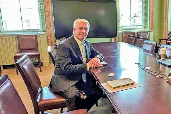 Quién es el chileno que defendió el cobre en la Casa Blanca