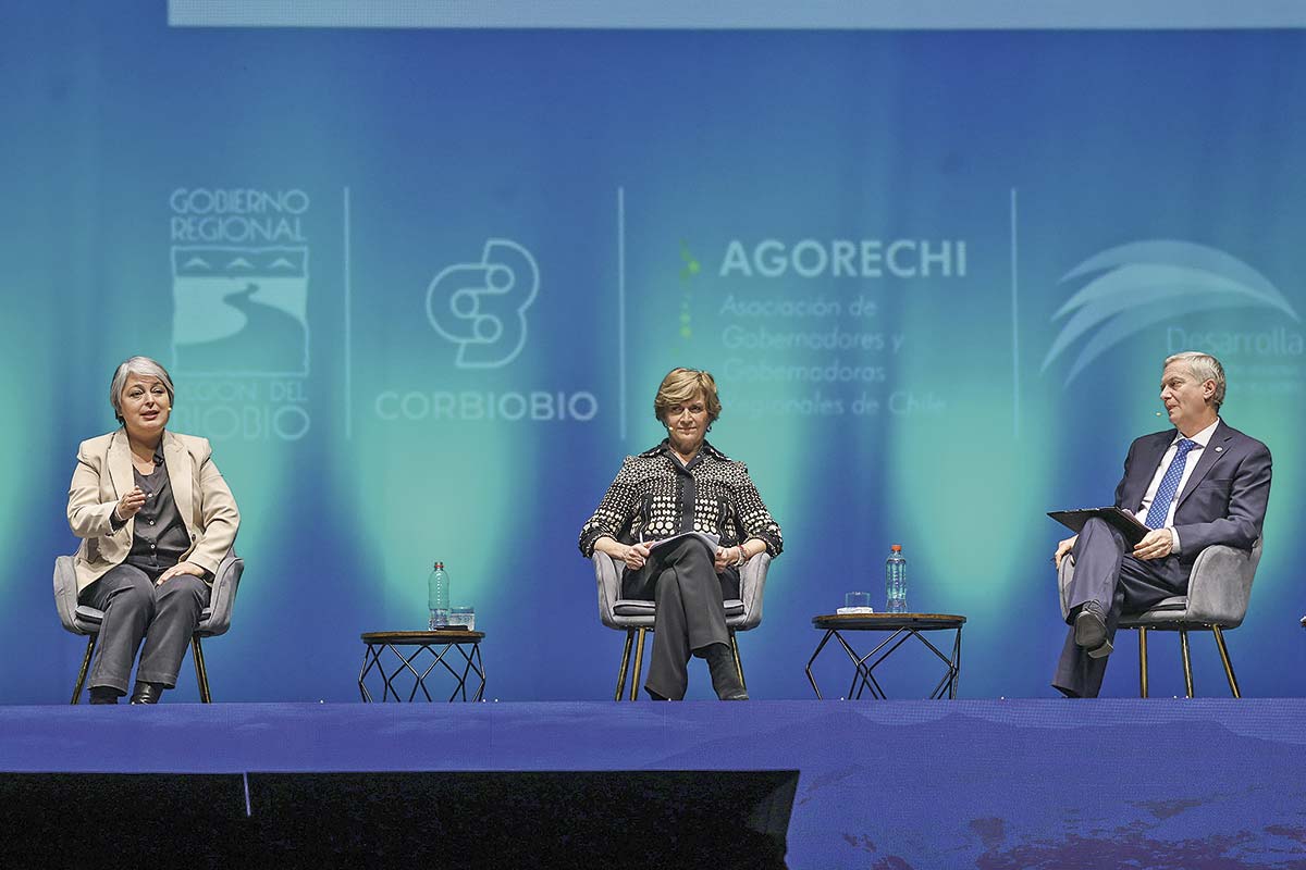 <p>Un encuentro organizado por los gobernadores regionales reunió este lunes a Jara, Matthei y Kast. Foto: Aton</p>