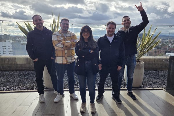 <p>Adriel Araujo, Francisco Canteli, Gabriela Díaz, Nicolás Mery y Matías Dib, de Hackmetrix.</p>