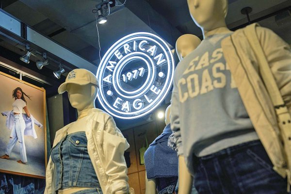 Efecto Trump: el vaivén de las acciones de American Eagle, Coca-Cola y Apple tras las declaraciones del mandatario