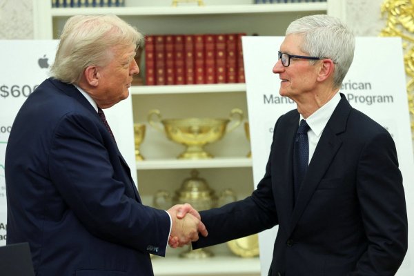 Trump anuncia arancel de 100% a chips pero Apple quedará exenta tras anuncio de masiva inversión en EEUU