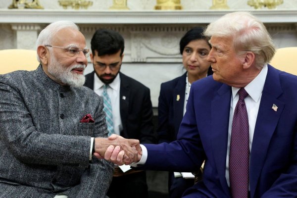 Trump impone a India un arancel adicional de 25% en represalia por las compras de petróleo ruso