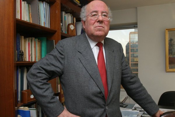 <p>Sanfuentes fue director del Departamento de Economía de la U. de Chile.</p>