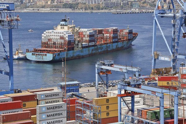 Exportaciones caen levemente en julio y se registra primer déficit comercial mensual desde septiembre 2022