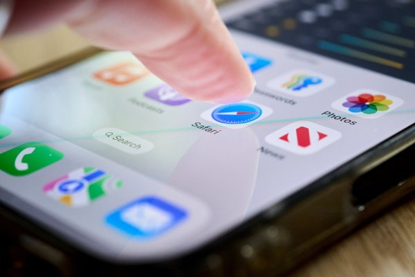 Musk acusa a Apple de favorecer injustamente a OpenAI en el iPhone