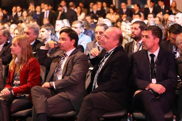 Asesor económico de Kast detalla plan para fortalecer el mercado de capitales: convertir el peso y eliminar impuesto a las ganancias por operaciones en bolsa