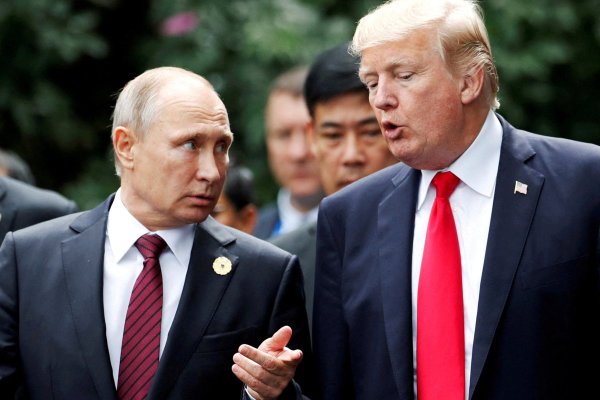 La surrealista historia de las reuniones privadas entre Trump y Putin