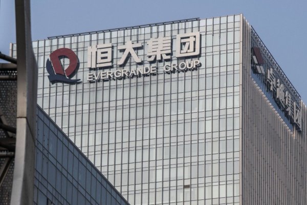 Fin de una era: Evergrande, la gigante inmobiliaria que protagonizó la debacle del sector en China, deja de cotizar en bolsa