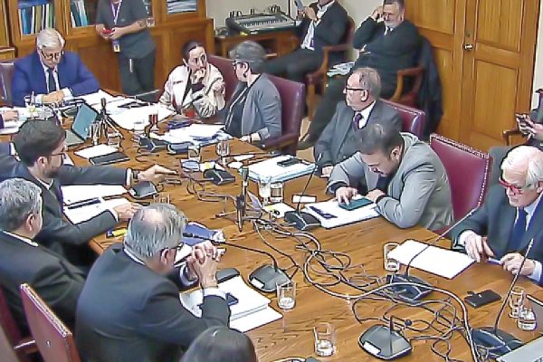 Comisión de Trabajo aprueba en general ajustes al SIS y presidente del FAPP se estrena en el Senado