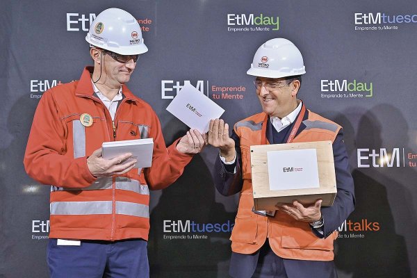 <p>Felipe Bravo, gerente general de Metro y Daniel Daccarett, fundador de Emprende tu Mente.</p>