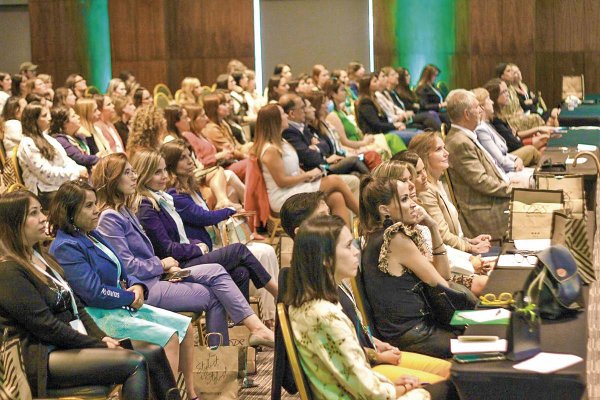 Síndrome del impostor e inteligencia artificial marcarán la reflexión en Cumbre de Mujeres Líderes