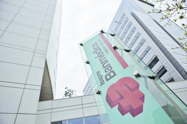 Firma de Warren Buffett compra acciones de matriz de Banmédica por valor de US$ 1.600 millones