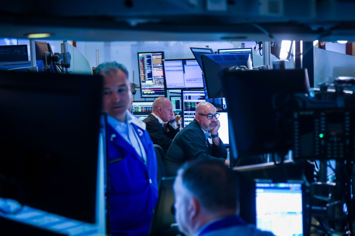 <p>Wall Street opera plano mientras mercados mundiales esperan cita Trump - Putin</p>
