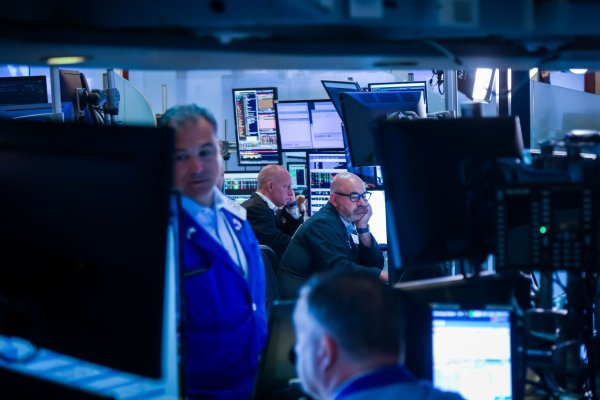 Wall Street opera plano mientras mercados mundiales esperan cita Trump - Putin