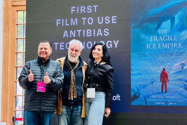 <p>Wilson Pais de Microsoft, el director Jorge López Sotomayor y María José Martabit de Theodora AI, en el Festival Mediamorfosis en Chile.</p>