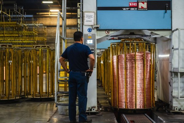 Grandes fabricantes de productos de cobre en EEUU suben sus precios incluso después del respiro arancelario de Trump