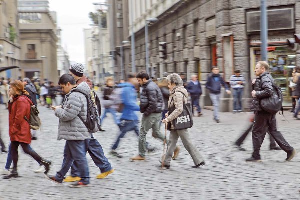 21% de los chilenos que tiene ingresos propios ahorra mensualmente, según estudio de Criteria y Mercado Pago