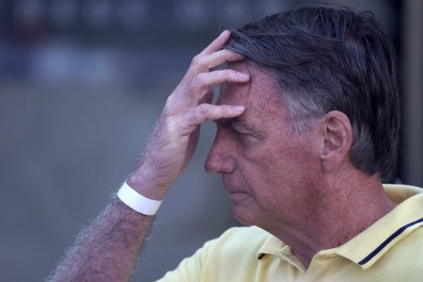 Policía de Brasil encuentra documento en móvil de Bolsonaro en que pide asilo político a Milei