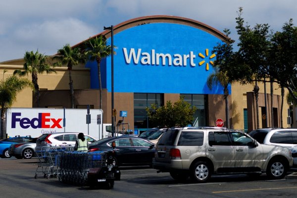 Las acciones de Walmart caen luego que las utilidades trimestrales decepcionan, aunque subió la perspectiva de ventas para el año