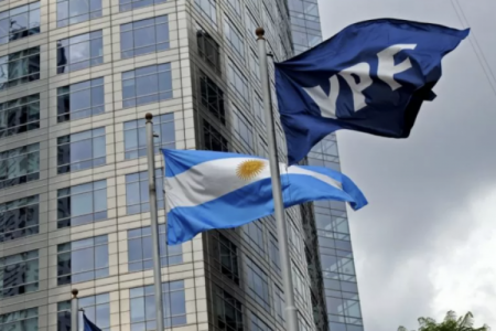 Argentina YPF estudia cambiar el proyecto de exportación de GNL que tiene con Shell y Eni