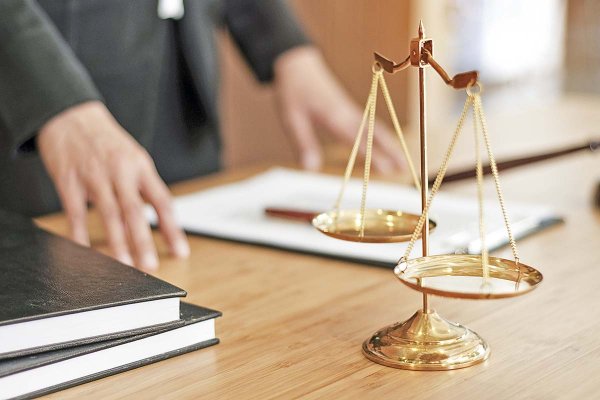 <p>Chambers & Partners lanza guía 2026 con los mejores abogados y estudios de Chile, y advierte estancamiento en brecha de género</p>