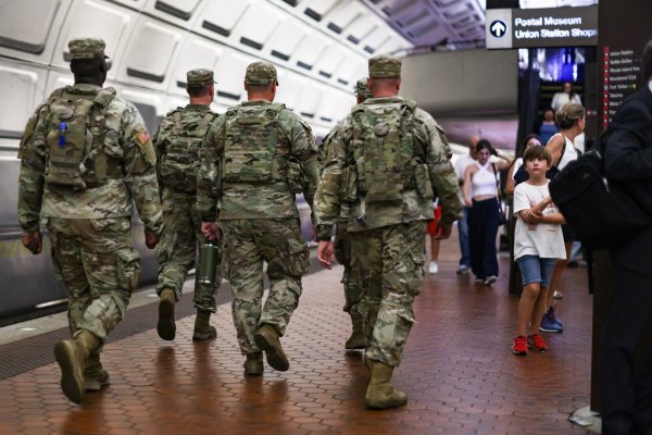 Trump dice que evalúa extender el despliegue de la Guardia Nacional a Nueva York y a Chicago, además de Washington DC