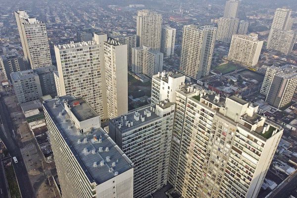Comunidad acusa defectos en dos torres de 30 pisos en Estación Central: inmobiliaria y constructora apuntan a mal uso de los habitantes