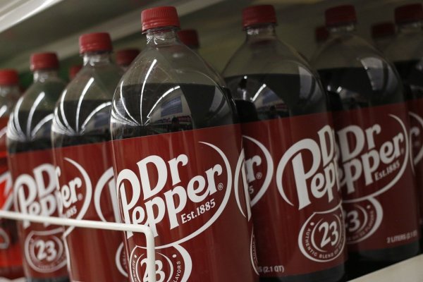 Dueña de Dr Pepper acuerda comprar gigante europeo del café por 16 mil millones de euros para lanzar un desafío al campeón defensor, Nestlé