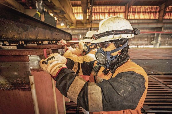 Triple frente sindical: grupo Luksic enfrenta negociaciones colectivas en simultáneo en sus mineras