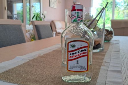 ¿Petro en contra del aguardiente colombiano?: El mandatario quiere subir el IVA a los licores desde 5% a 19%