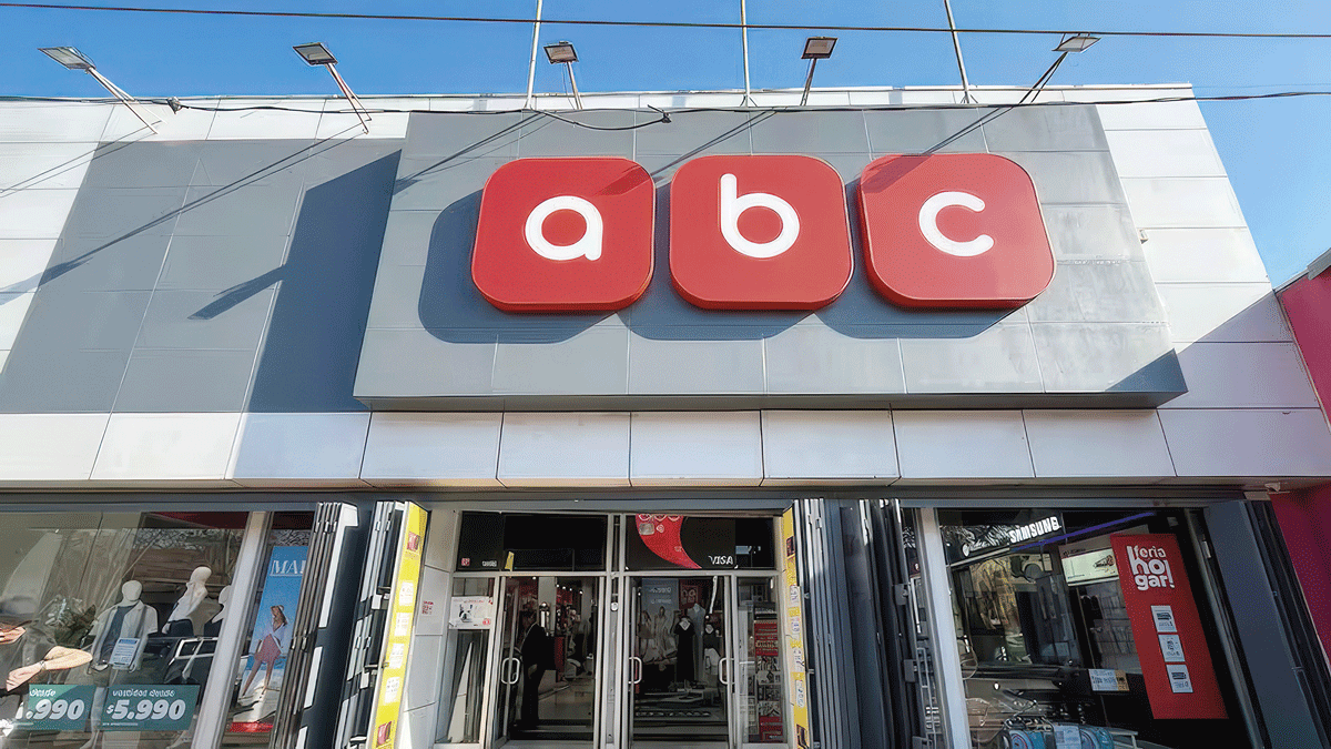 <p>Tiendas abc reduce sus pérdidas a menos de la mitad el primer semestre y ya ha cerrado 21 locales tras la fusión</p>