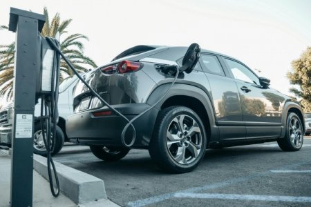 Llega a Chile Playvolt, una startup mexicana que busca masificar la electromovilidad con soluciones integrales de carga eléctrica