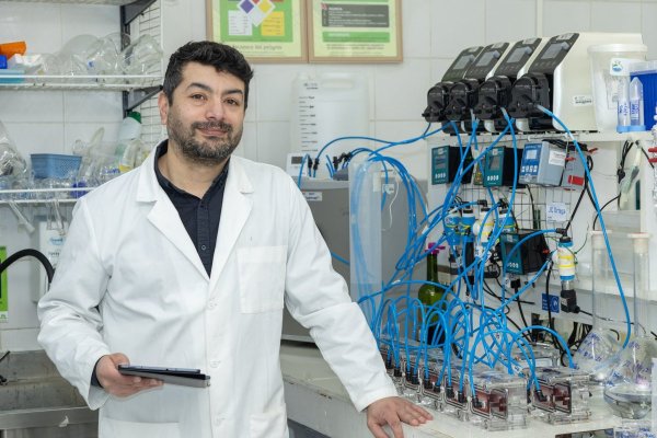 <p>Juan Carlos Ortega, fundador de Verdana, junto a su tecnología de desalcoholización de vinos. (Foto: Jorge Zúñiga Vega)</p>