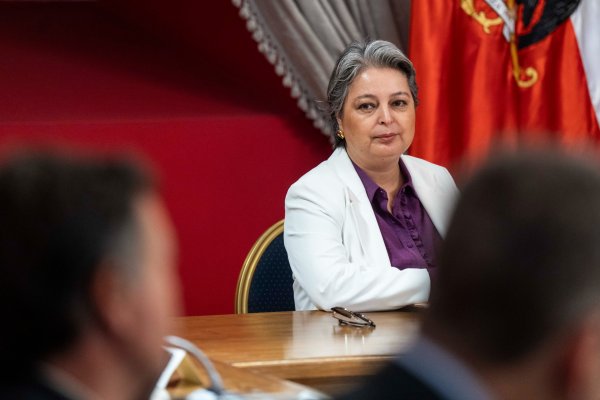<p>Jara sube el tono y califica de “apuesta a ciegas” la propuesta previsional de Kast de eliminar el préstamo al Estado</p>