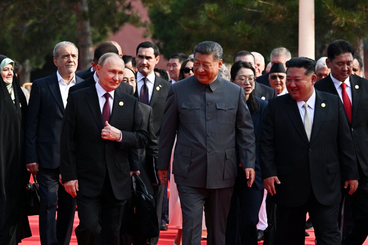 <p>El momento se produjo mientras Putin y Xi caminaban junto al norcoreano Kim Jong-un en Beijing. Foto: Reuters</p>
