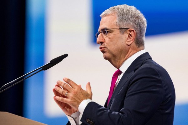 Quejas por favoritismo hacia subordinada con la que mantenía relación llevaron a la caída del exCEO de Nestlé