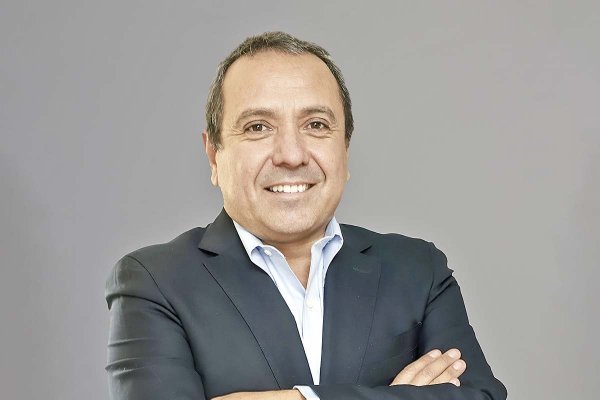 Patricio Góngora renuncia al directorio de Canal 13 tras reportaje de CHV y niega vínculos con cuentas anónimas