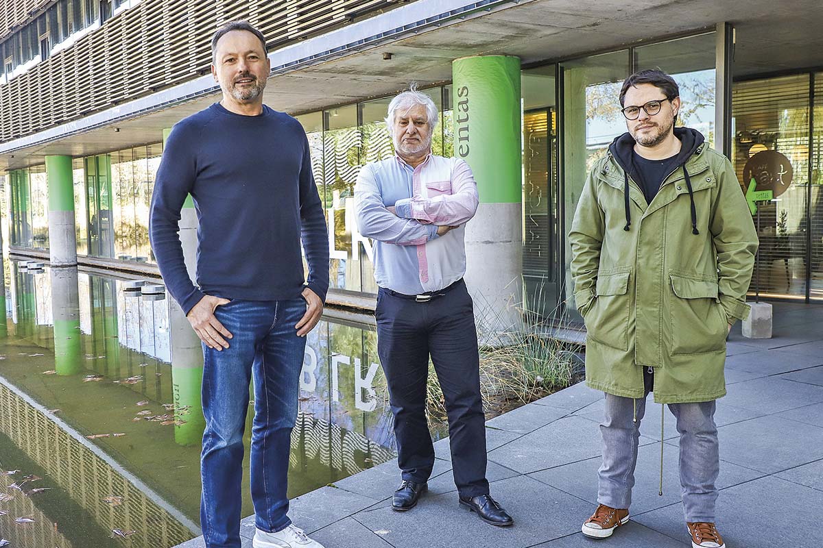 <p>Greg Barton, Víctor Devía y José Manuel Correa, fundadores de la firma. Foto: Julio Castro</p>