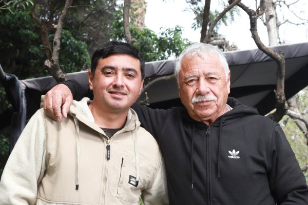 <p>Carlos Caszely y su hijo Piero en su primera entrevista juntos: fútbol, dolores y política</p>